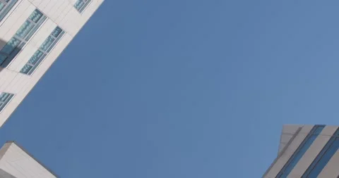 Bottom view of office building against the background of the blue sky Vídeos de archivo 167285532