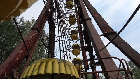 Bottom view on old rusty Ferris wheel Stock Footage 117779094