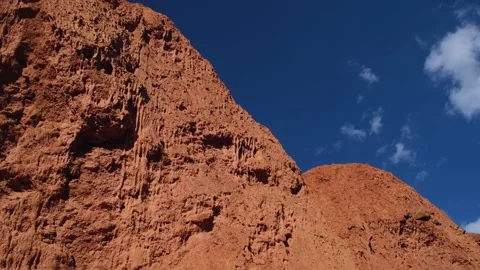 Bottom view red sandstone canyon against blue sky. Stockbeeldmateriaal 210222950