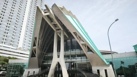 Bottom up view reflective skyscraper modern city building Stock-Fotos