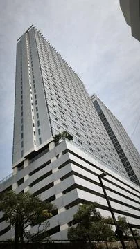 Bottom up view reflective skyscraper modern city building Stock-Fotos