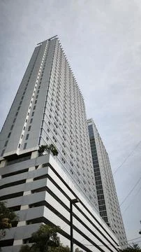 Bottom up view reflective skyscraper modern city building Stock-Fotos