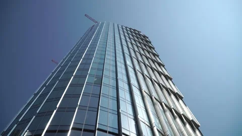 Bottom view of a tall modern skyscraper Vidéo 132063541