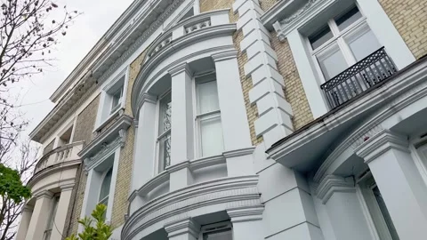 Bottom view of traditional, historical, typical buildings in London. Vidéo 299715805