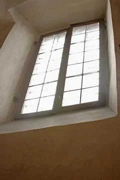 Bottom-up view of a window in an ancient temple/ Fotos Stock