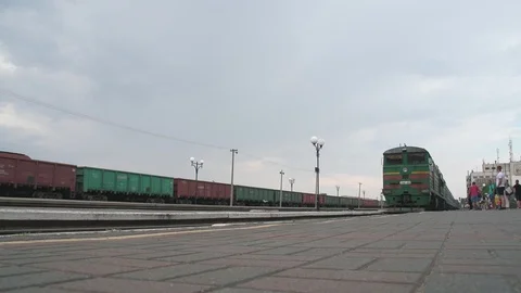 Bottom wide angle view of the old train arriving on the railway station Vidéo 111947105