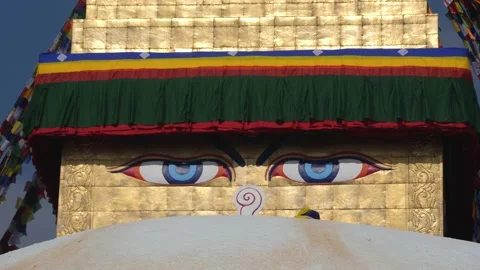 Bouddha, Nepal. Front view Buddhas eyes and buddhist prayer flags. 스톡 동영상 140411833