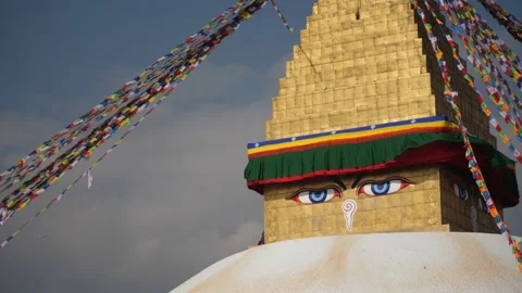 Bouddha, Nepal. Low angle view of Buddhas eyes and buddhist prayer flags. 스톡 동영상 140411148