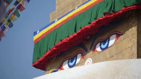 Bouddha, Nepal. Side view of Buddhas eyes and buddhist prayer flags with sky. 스톡 동영상 140411156