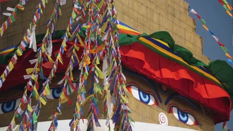 Bouddha, Nepal. Side view of Buddhas blue eyes and buddhist prayer flags. 스톡 동영상 140411320
