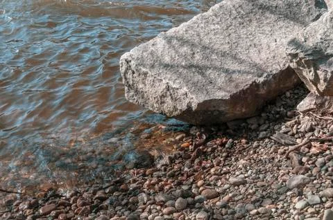Boulder along eddy in Blackstone River Foto stock