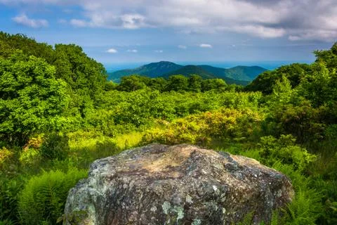 Boulder and view from Thoroughfare Overlook, in Shenandoah National Park, Vir Stock Photos