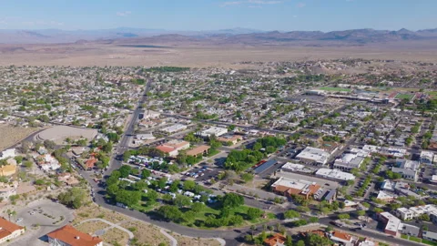 Boulder City Nevada Forward Moving Aerial Over Downtown and Desert Mountains 01 Vídeos de archivo 333918569