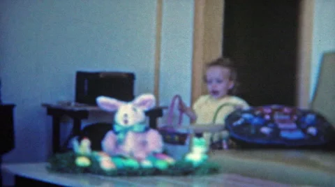 BOULDER, COLORADO 1951: Easter Basket Waiting for Cute Girl Child Vídeos de archivo 54109668