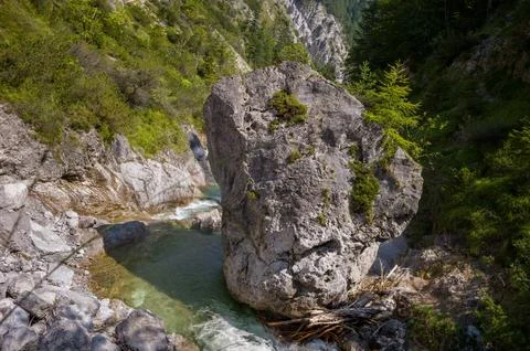 Boulder in a Mountain Stream Foto stock