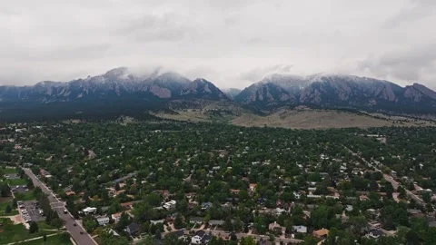 Boulder Neighborhoods Framed by Flatirons Under Heavy Cloud Cover Pullback Stockbeeldmateriaal 339845802