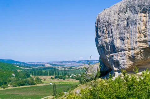 Boulder over the valley. Foto stock