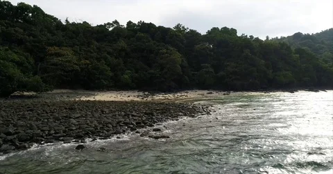 Boulder shore and a small sand pocket at low water 库存影片 71302065