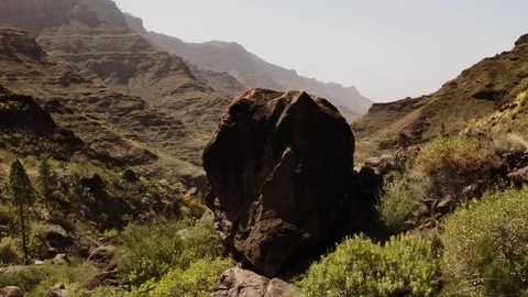 The boulder in the valley Video stock 106283182