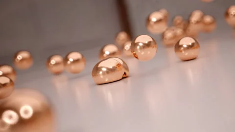 Bouncing gold soft balls hit close up Vidéo 172521016