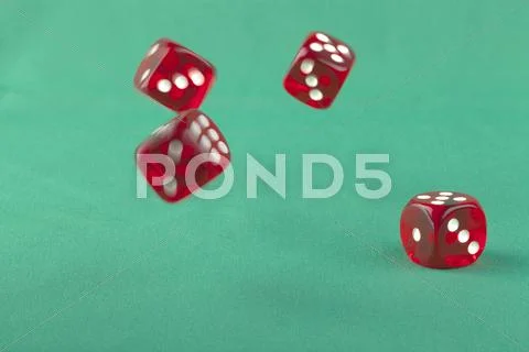 Bouncing red dice Stockfoto's