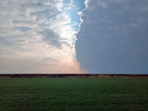 Boundary of atmospheric fronts. The sharp boundary of the clouds in the sky. Foto stock