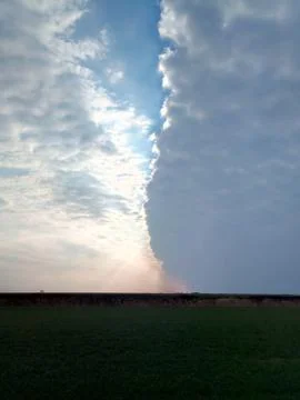 Boundary of atmospheric fronts. The sharp boundary of the clouds in the sky. Foto stock