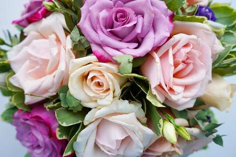 Bouquet of flowers - a composition of multi-colored roses. Foto stock
