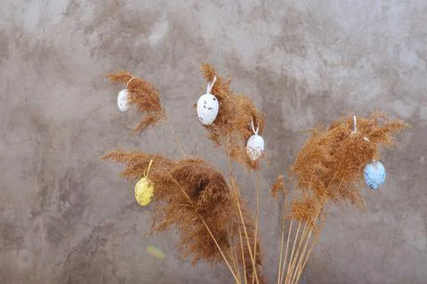 Bouquet of reed grass is hung with Easter eggs Foto stock