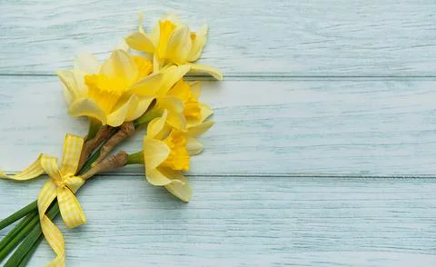 Bouquet of yellow daffodils lying on rustic wooden table Foto stock