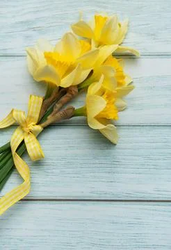 Bouquet of yellow daffodils lying on rustic wooden table Foto stock
