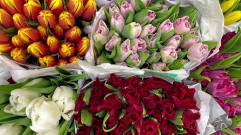 Bouquets of spring flowers on the display Stock-Footage 171917289