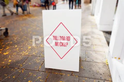 Boutique signage mockup on sidewalk. People and shop in background. PSD-Vorlage