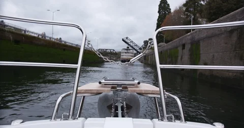 Bow of boat being lowered into ocean Stock-Footage 127454584