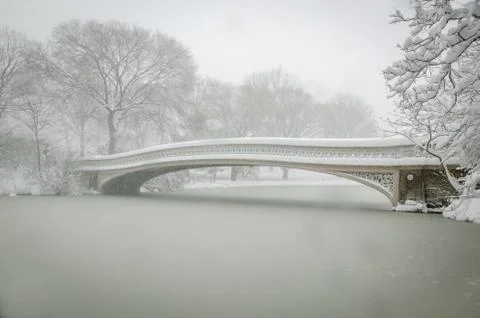 Bow Bridge covered in snow, Central Park, New York City Stockfoto's