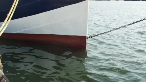 Bow of a moored ship in the sea with small waves Vídeos de archivo 258550639