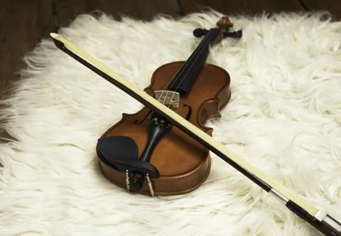 Bow put on string of violin,blurry light around 库存照片
