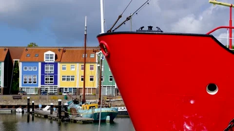 Bow of a red ship in Hellevoetsluis, Netherlands. 스톡 동영상 275447006