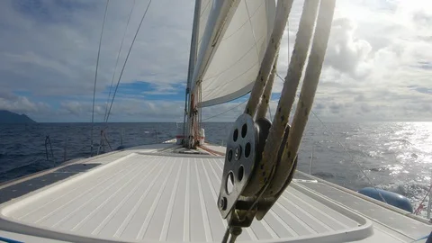 Bow of tacking sailboat 動画素材 129405302