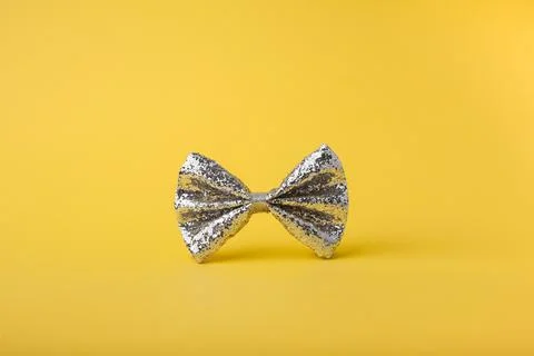 .Bow tie with sequins on a yellow background. Foto stock