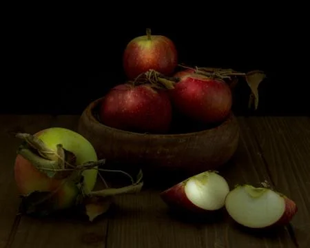 Bowl with assorted apples Foto stock