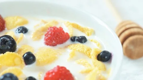 Bowl of cereal with strawberry, raspberry and blueberry Video stock 73068448