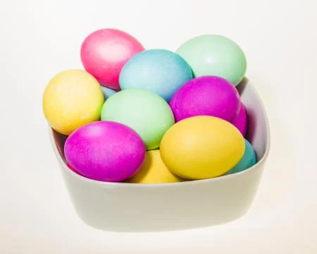 Bowl of dyed Easter eggs isolated Foto stock