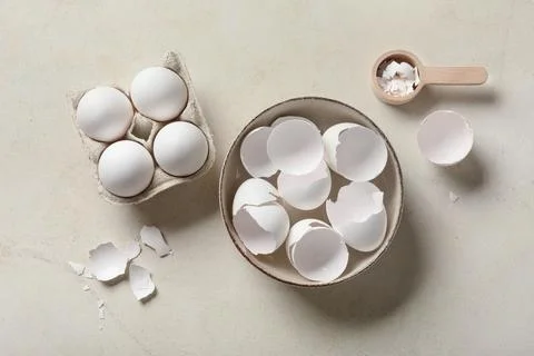 Bowl with egg shells on grey background Foto stock