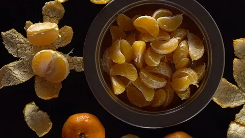 A bowl of mandarins on a black table. 库存影片 69936638