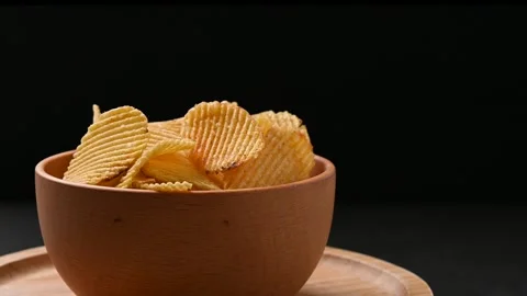 Bowl of potato chips rotating. Видео 342940882