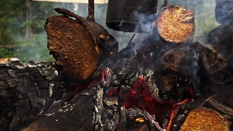 Bowler on a camp fire. Видео 94762771