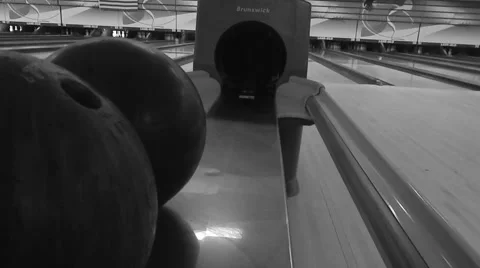 Bowling ball returning on track Vídeos de archivo 45354879
