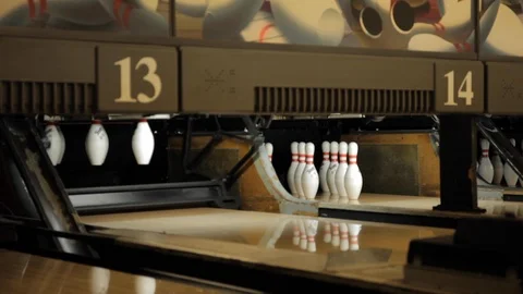 Bowling Pin Machine Drops Down 스톡 동영상 114016371
