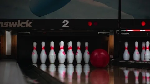 Bowling with pins and balls 库存影片 127137955